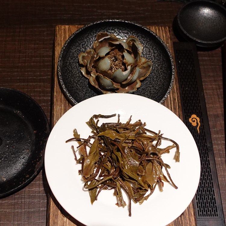2018年古树原料 易武天门山高杆 (生普) 357克/饼