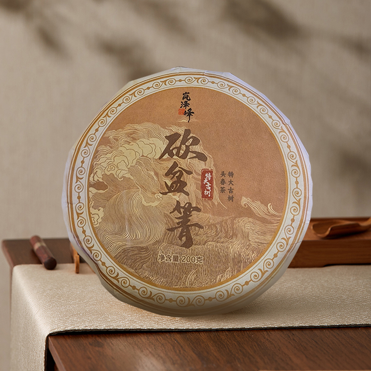 头春茶,清香甜雅,香高味醇,茶汤细腻,像婴儿皮肤,5-6泡出水果清香和甜,回甘持久 砍盆箐古茶品质优良,汤色金黄透亮,茶汤油润,汤色黄绿明亮,滋味鲜爽、浓烈、回甘,香气清香持久 2019年原料砍盆箐(年特大古树)春茶